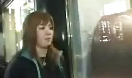 The two girls holding the hand of xxx chat a friend.